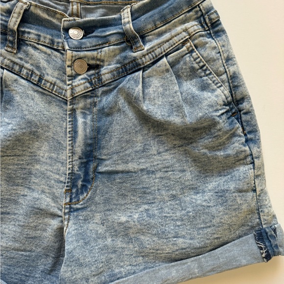 High waisted pleated jean shorts - Picture 3 of 11